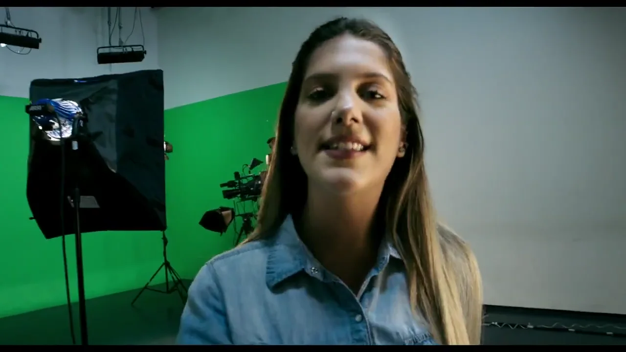 Estudante operando câmera de cinema